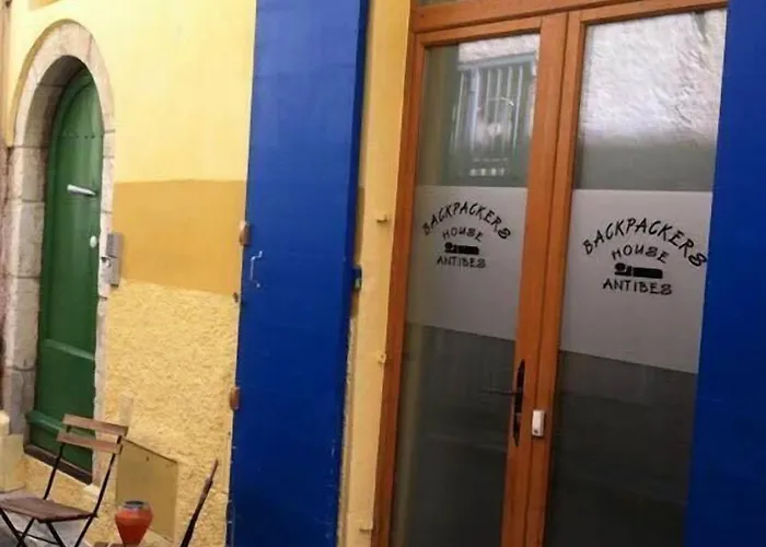 Hostel Backpackers Αντίμπ